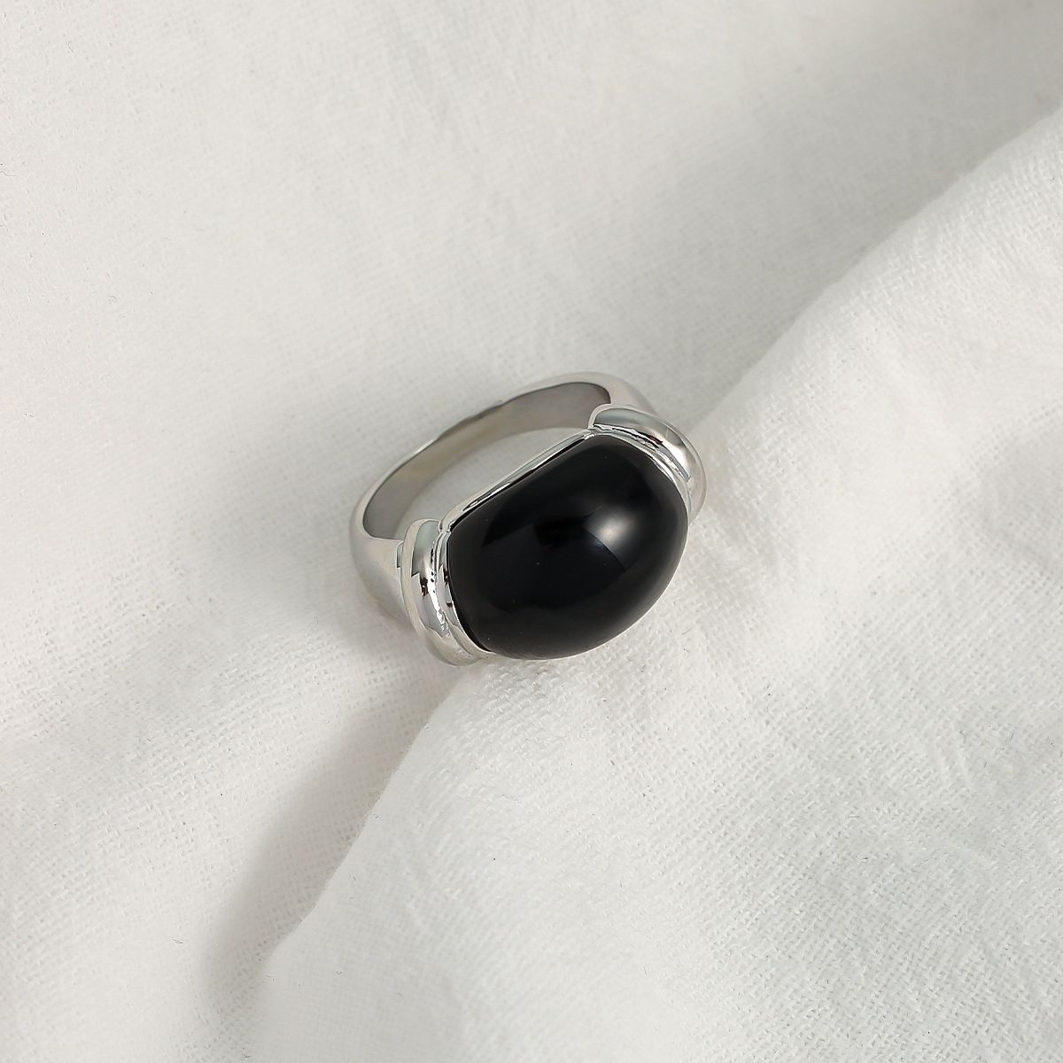 Anello in onice nero e lapislazzuli, in stile francese, con intarsi esagerati, design di nicchia giovane e pesante._voghion.com