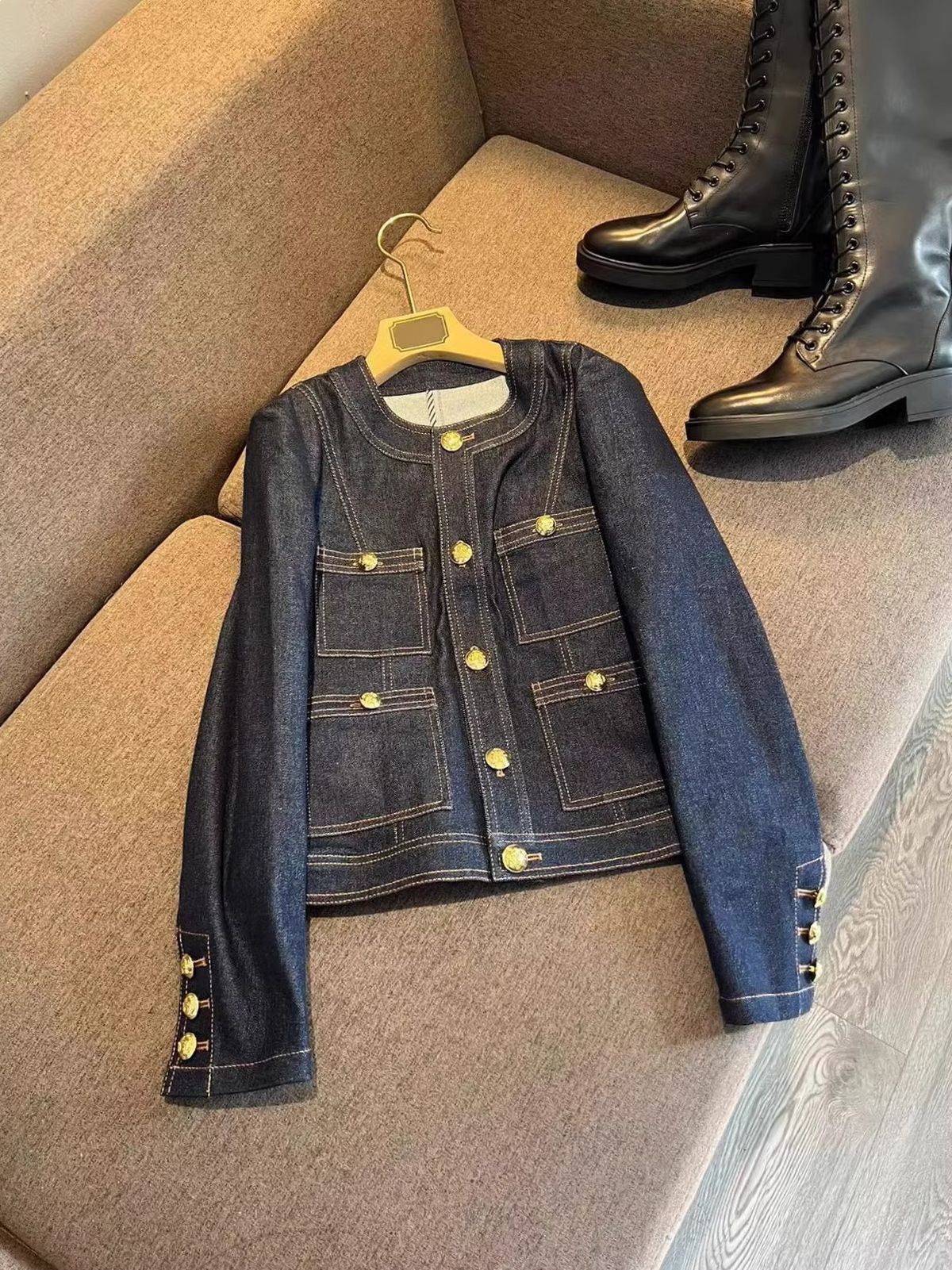 Abbigliamento donna 2024 inverno nuova moda di fascia alta con decorazione a linea esposta e bottone in metallo giacca in denim retrò_voghion.com