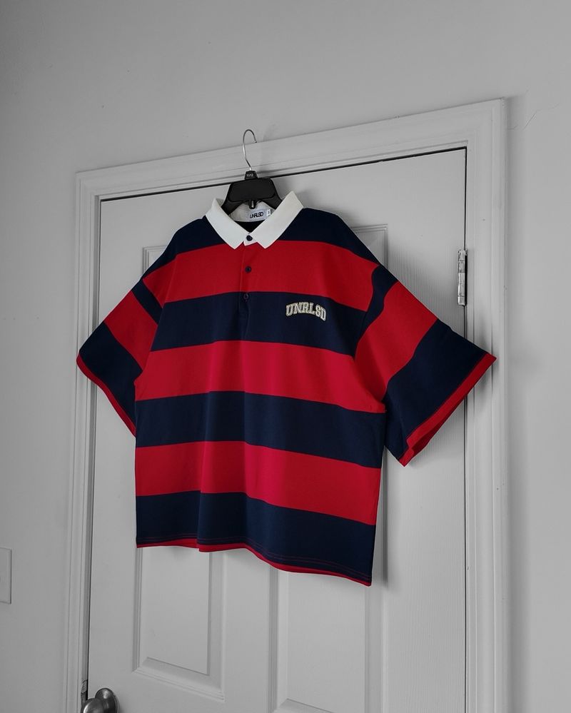 Polo estiva unisex con motivo tridimensionale completamente ricamato, a righe multiple, con lettere a contrasto nere e rosse, da uomo_voghion.com