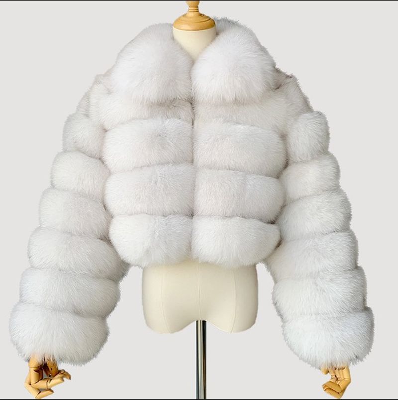 I cappotti di pelliccia da donna imitano la pelliccia di volpe_voghion.com