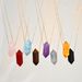 Collana con pendente in pietra naturale minimalista di lusso a forma di proiettile, colonna esagonale, cono, cristallo colorato, acciaio inossidabile_voghion.com