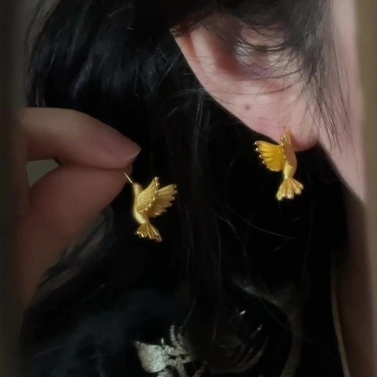 New Gold Three-dimensional Little Bird Stud Earrings Autumn And Winter Retro Exquisite High-value Unique Earrings_voghion.com