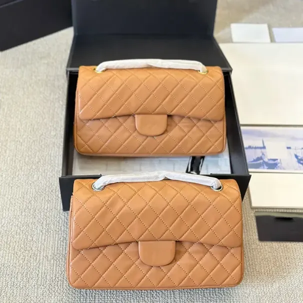 Borsa a tracolla con catena classica da donna, in pelle di agnello di alta qualità, con doppia patta e motivo a traliccio, con finiture in metallo._voghion.com