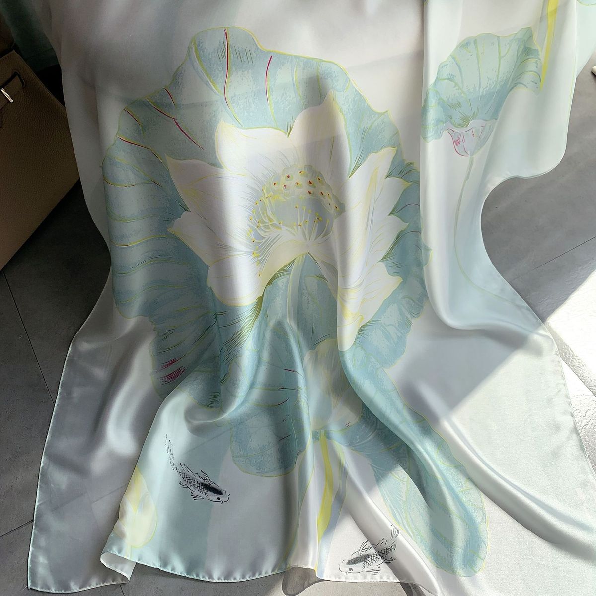 Simulierter Lotus-Druck für Damen im Frühjahr/Sommer, neuer Seidensatin-Dekorationsschal, vielseitiger Strandschal_voghion.com