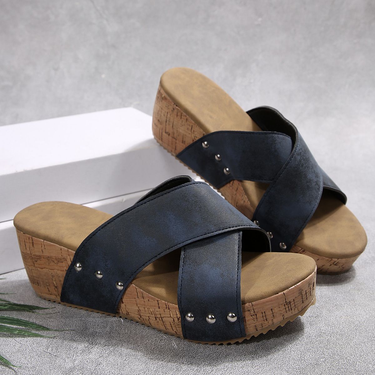 Tøfler med kryssplattform, muffins med åpen tå og strandsko_voghion.com