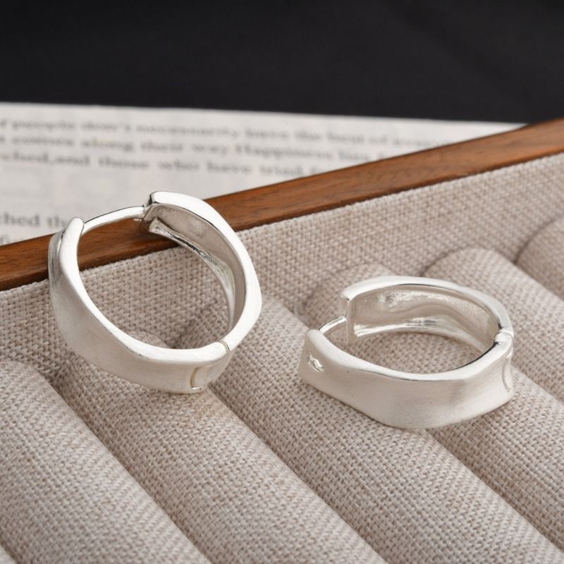 Orecchini rotondi irregolari spazzolati personalizzati, leggeri, lussuosi, versatili, con fibbia ad ago in argento alla moda, temperamento freddo e vento, 2025_voghion.com