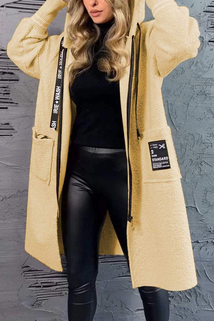 Ženska odjeća, ležerna, široka, duga kaput od janjeće kože s kolažnim slovima i patentnim zatvaračem, s kapuljačom_voghion.com