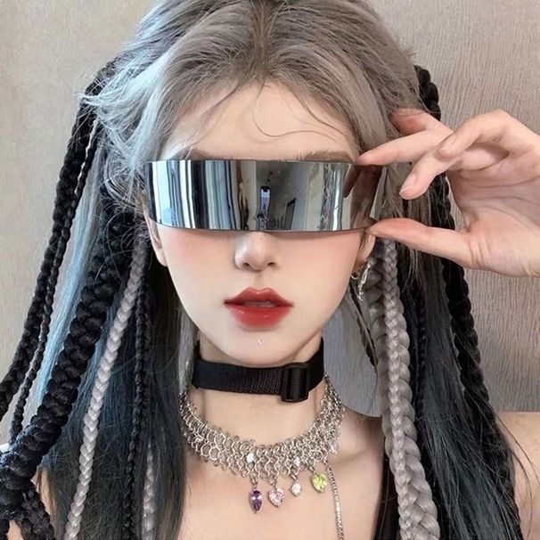 Mulheres com estilo cyberpunk tecnológico, celebridades da internet, acessórios fotográficos futuristas com temática disco, óculos de sol masculinos de uma peça, modernos._voghion.com