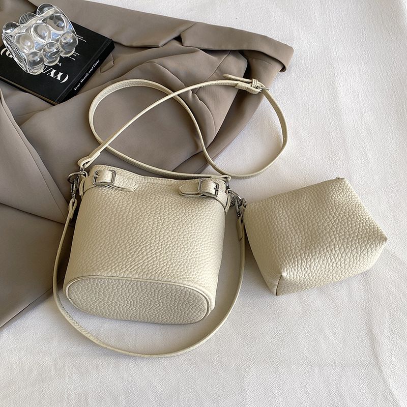 Mała wnękowa konstrukcja wiaderka matka 2024 nowa modna osobowość lekka luksusowa jesień i zima jedno ramię crossbody_voghion.com