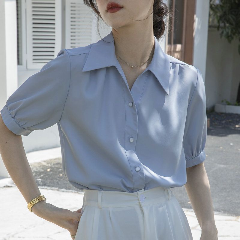 Camicia da donna estiva in chiffon blu a maniche corte con scollo a V, elegante e professionale, per colloqui e spostamenti._voghion.com