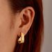 Boucles d'oreilles créoles géométriques tendance pour femme, inspirées de la mode européenne et américaine. Elles sont composées de plusieurs couches d'acier inoxydable léger et haut de gamme. Leur design géométrique et élégant leur confère une allure raffinée._voghion.com