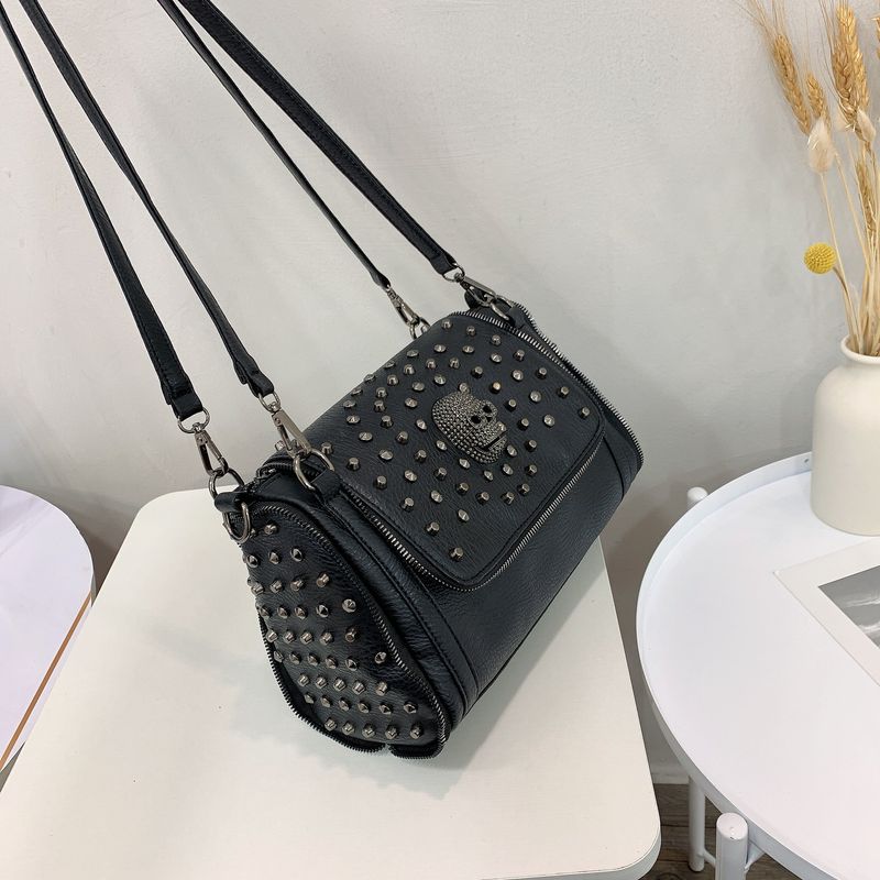 Gothic Vintage Shoulder Bag - Large Capacity Studded Skull Crossbody Bag (Retro Punk Style Soft Pillow Design Adjustable Strap Spacious Daily Purse)​_voghion.com