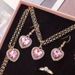 Set di orecchini, bracciale e anello rosa con collana e ciondolo a forma di cuore, semplice e creativo, per donna_voghion.com