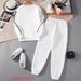 Conjunto feminino com capuz e calça jogger com estampa de carinha sorridente – 9019 Conjunto esportivo gráfico (branco/preto, tamanhos P-XXG)_voghion.com