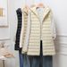 "Gilet leggero da donna slim fit in piuma d'oca, lunghezza media, con cappuccio, design laminato senza cuciture, color cachi/nero/beige"_voghion.com