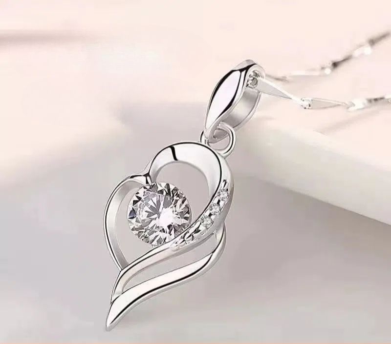 Reine Silber Halskette für Frauen Neue Herz-förmigen Diamant Anhänger Schlüsselbein Kette Licht Luxur Nischen Design High-end_voghion.com