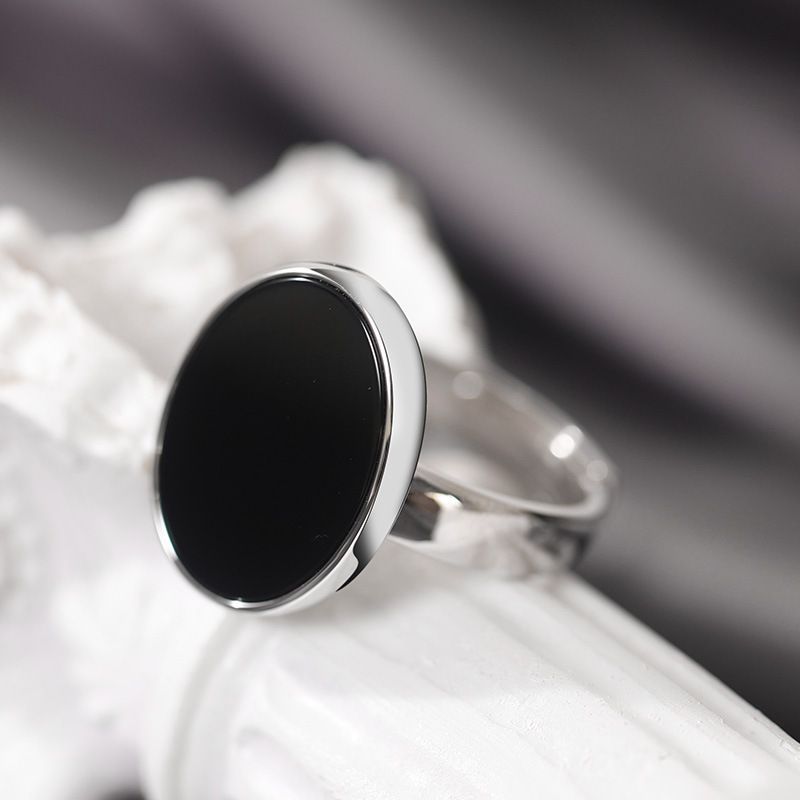 Nuova tendenza 2023, anello piatto classico ovale per donna, design di nicchia per gioielli_voghion.com