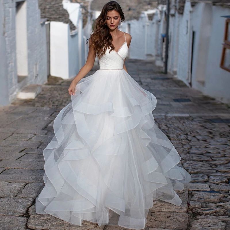 Robe de mariée bouffante à dos ouvert en maille faite à la main avec perles et couture_voghion.com
