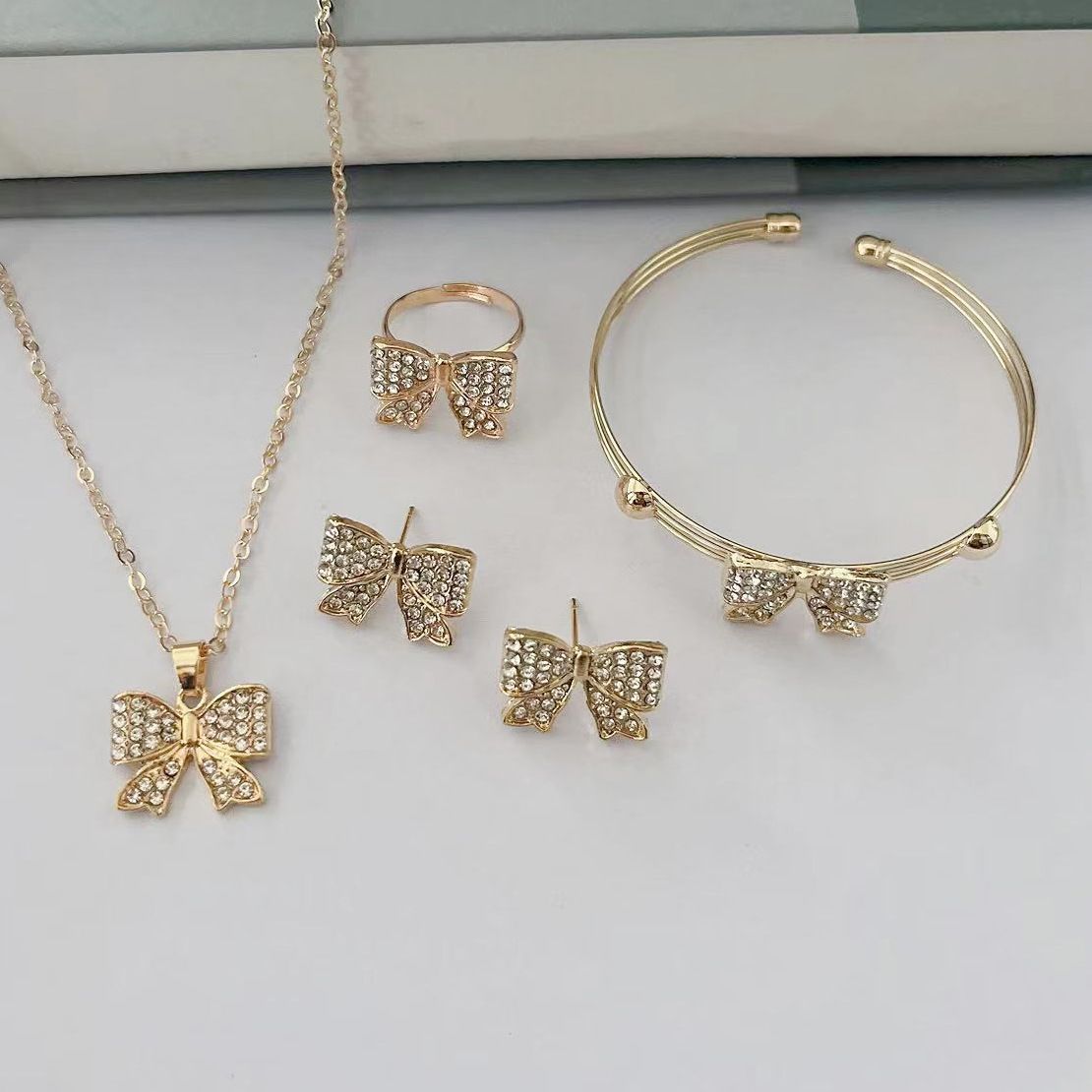 Moda All-match Farfalla Luce Lusso Semplice Stile Collana Orecchini Bracciale Anello Completo da 4 pezzi_voghion.com