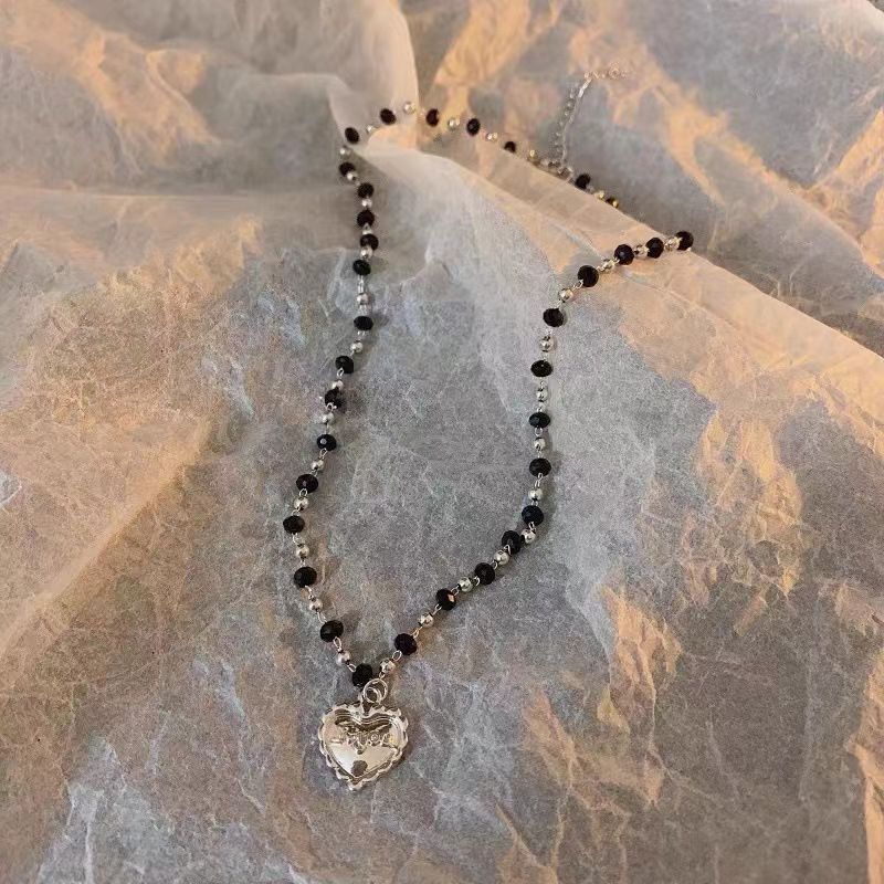 Collier en cristal noir avec cœur et perles pour femme, accessoire de style tendance, idéal pour la clavicule_voghion.com