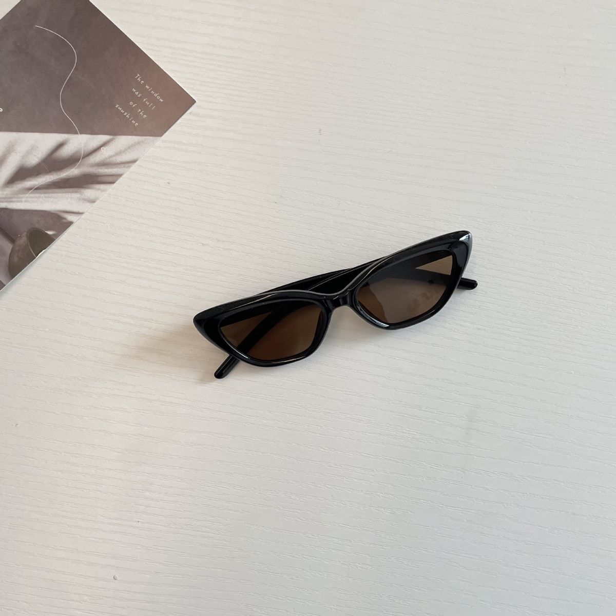 Laste poiste tüdrukud, kevad 2024 trendikas ja lahe, kassisilmaga päikeseprillid beebidele, päikesevarju trend_voghion.com