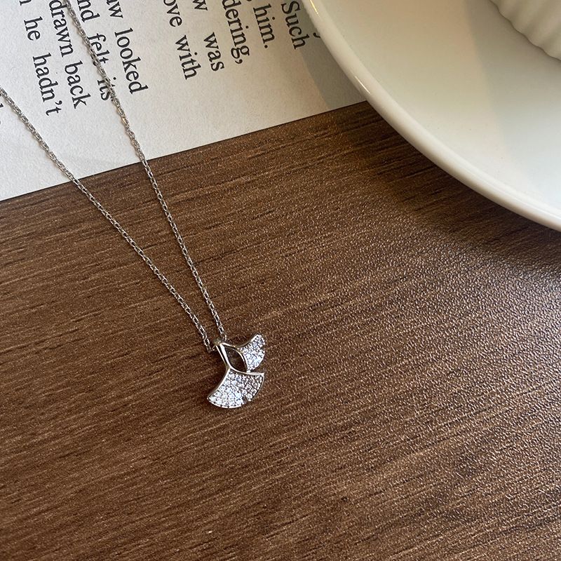 Collier fin en zircon feuille de ginkgo doré pour femme, niche d'été, tempérament, chaîne de clavicule, sens léger, design de luxe_voghion.com