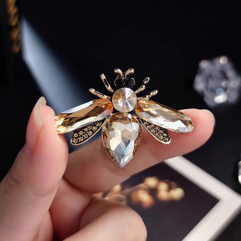 Broche de abeja de cristal de alta gama para mujer, nuevo broche exquisito con forma de insecto con diamantes de imitación, diseño de nicho con adornos occidentales_voghion.com