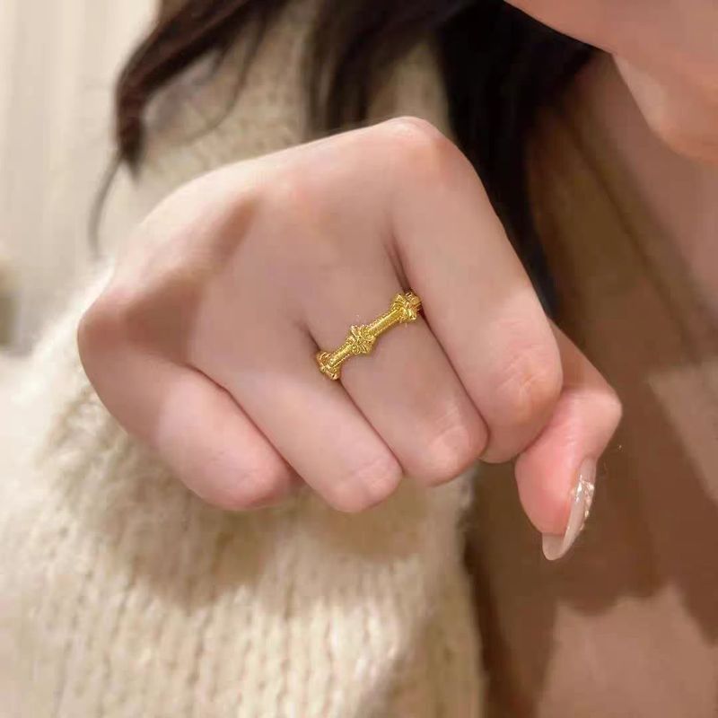 Anello elegante e versatile di alta qualità con design a nicchia in stile palazzo con fiore di iris in oro antico_voghion.com