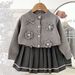 Suéter infantil de duas peças, estilo coreano, manga comprida, de malha, para meninas, primavera e outono, com flores, saia plissada_voghion.com
