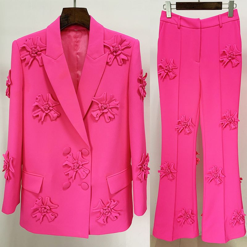 Completo da donna elegante e resistente, doppiopetto, con ricamo floreale tridimensionale e giacca e pantaloni coordinati._voghion.com