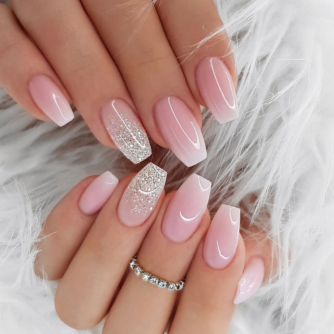 Armure à la mode et minimaliste avec des ongles finis de style Instagram rose scintillant dégradé de rose et de blanc_voghion.com
