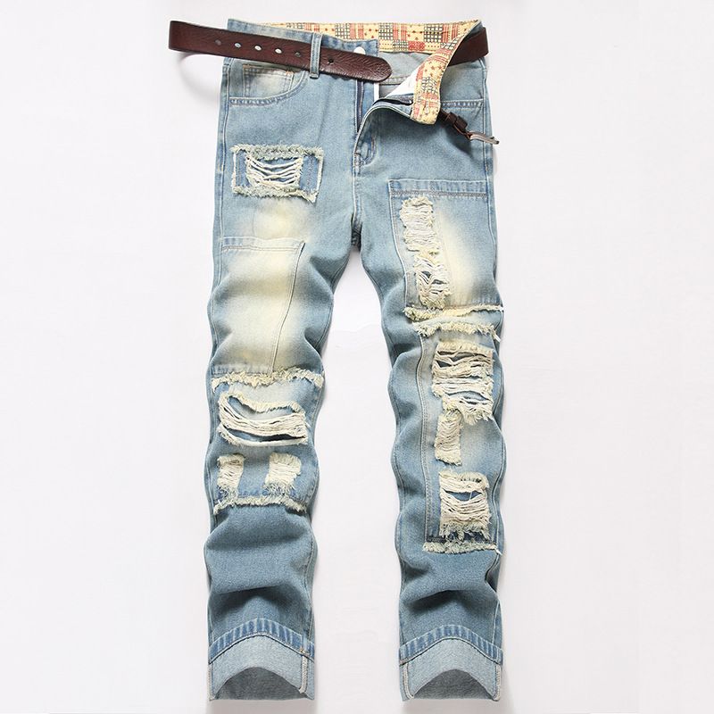 Treten Sie ein in den Spot Retro-nostalgischer Streetstyle für junge Männer, schwere Arbeitslöcher, zerkratzt, geflickt, modisch, lässige Jeanshose_voghion.com