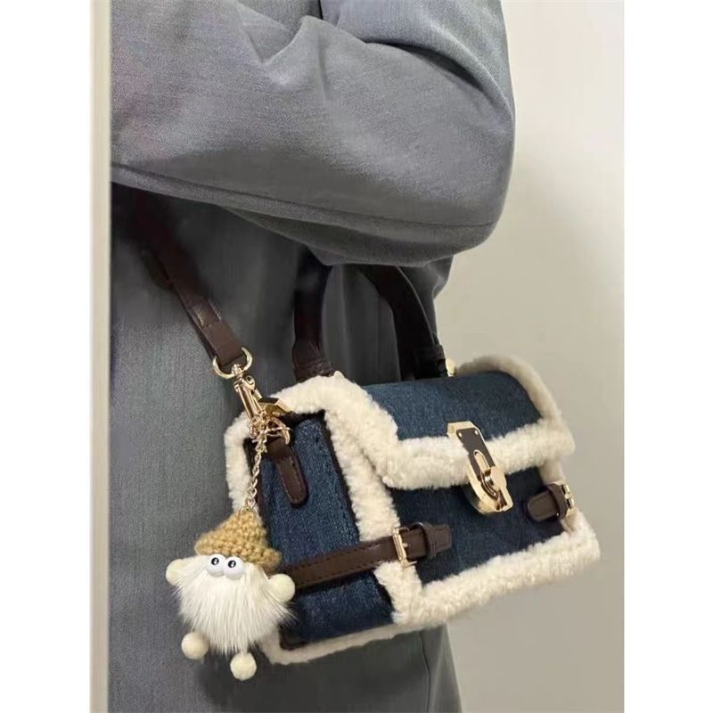Nuova borsa a tracolla piccola quadrata in shearling autunno/inverno 2025_voghion.com