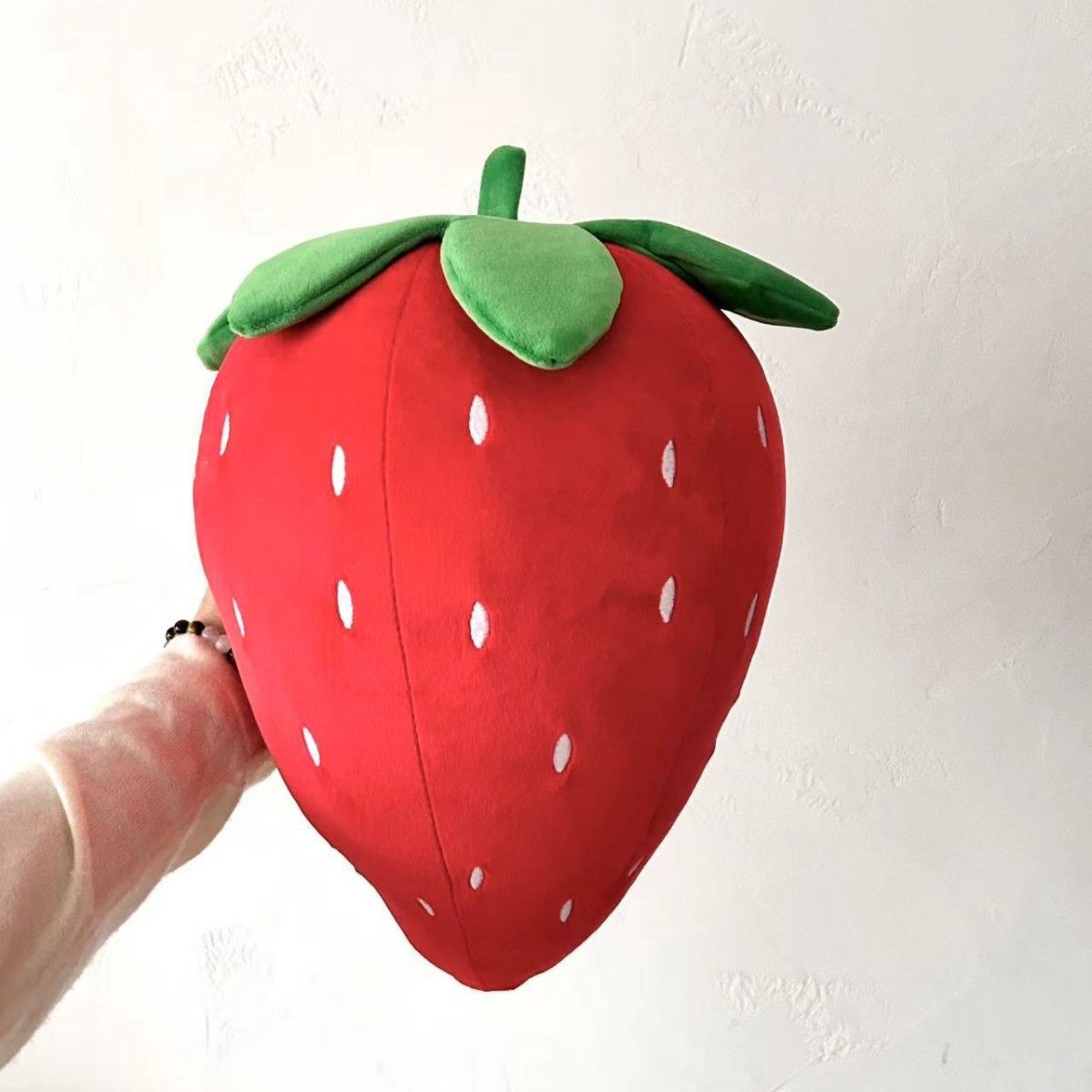 Cuscino di peluche realistico a forma di fragola - Cuscino morbido a forma di frutta per bambini/letto/divano (regalo carino e coccolabile per bambine)_voghion.com