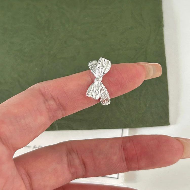 Anello da donna in argento sterling con fiocco irregolare e trama per indice, semplice e artigianale._voghion.com