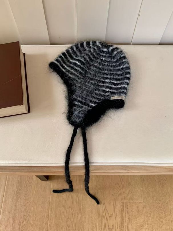 Cappello e sciarpa in lana a righe calde autunno/inverno 2025, eleganti e versatili_voghion.com