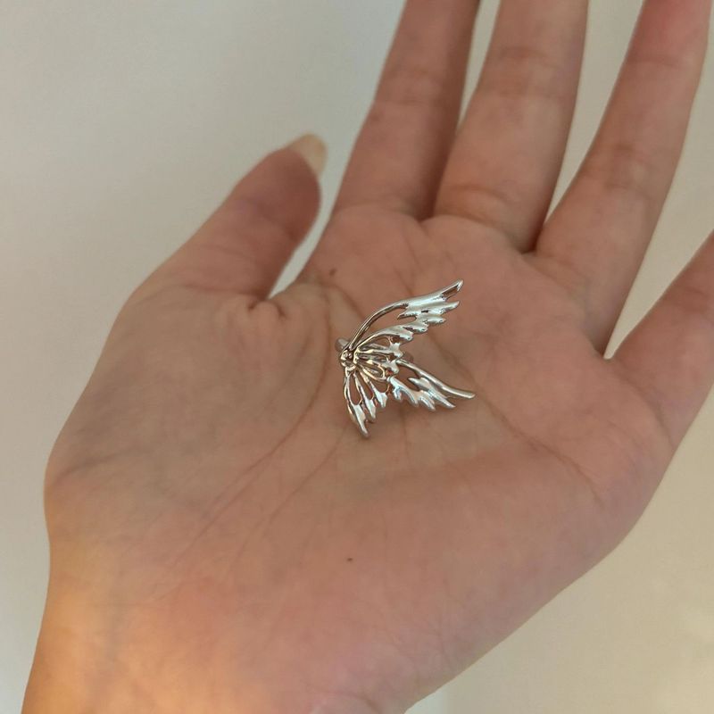 Orecchini a farfalla in metallo liquido minimalista di nicchia, con design a farfalla cava per donna, stile fresco e dolce, con un tocco di alta qualità._voghion.com