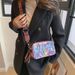 Déi populär Kamera vun dësem Joer 2024 Summer nei personaliséiert Frae-Crossbody-Tasch mat Graffiti a Kontrast, breet Schëllerriemen_voghion.com