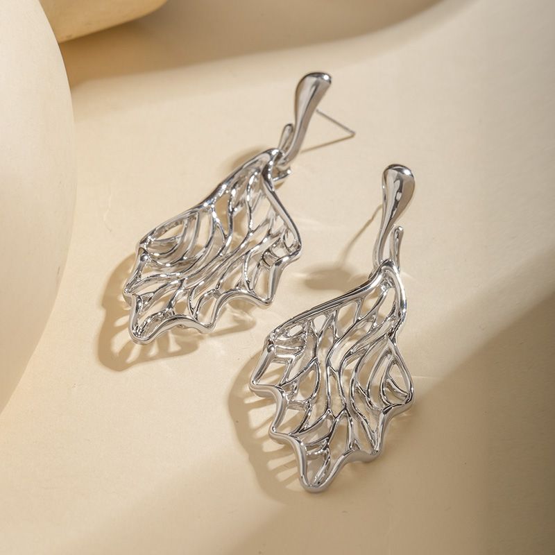 Orecchini pendenti INS Light Luxury in metallo, stile minimalista, placcati in oro, con design a foglia cava, per donna_voghion.com