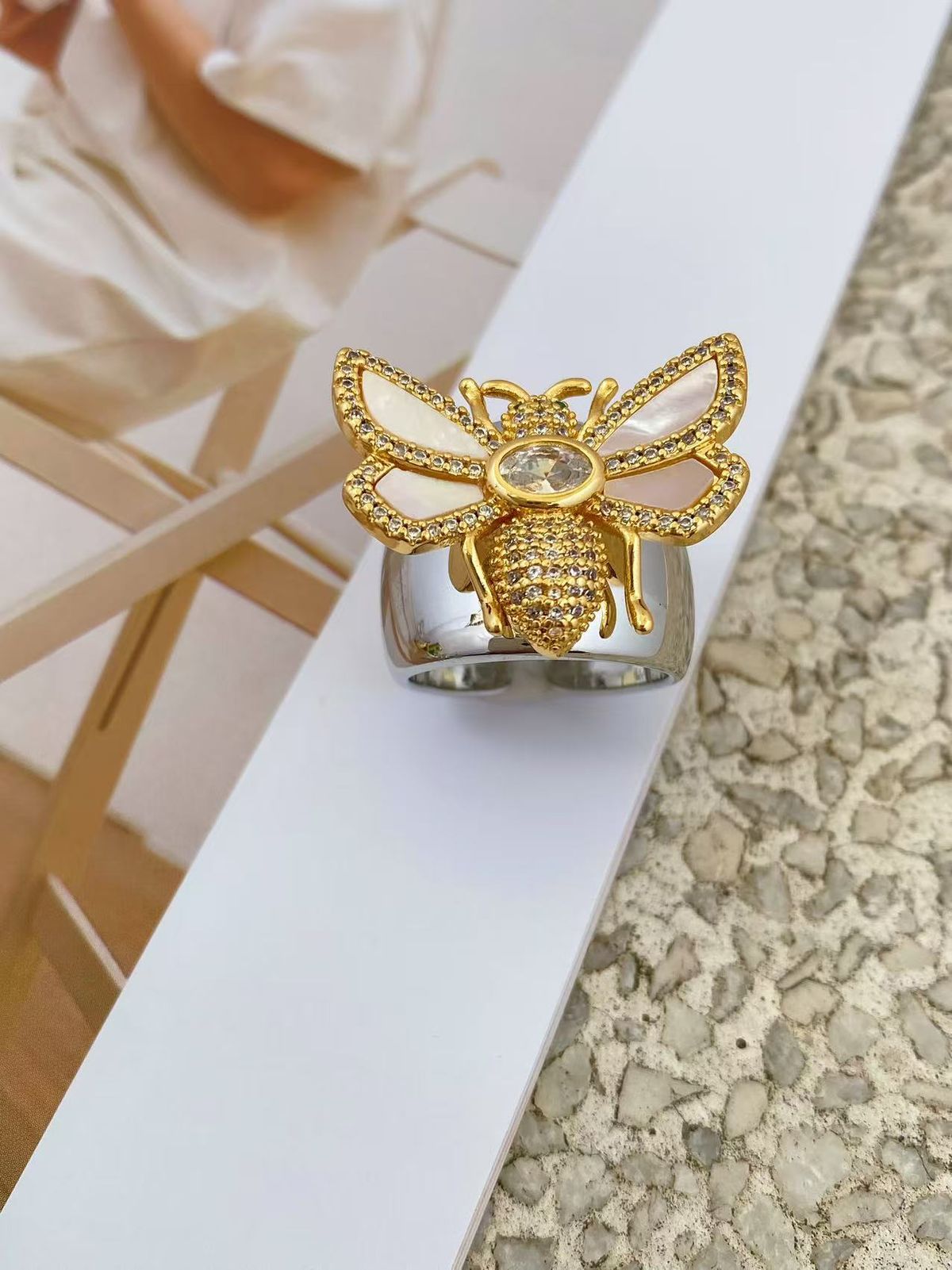 Gioielli di moda con diamanti intarsiati, conchiglia bianca, piccola ape, quadrante largo, squisita trama intagliata, bracciale da donna_voghion.com