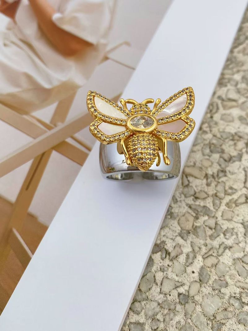 Gioielli di moda con diamanti intarsiati, conchiglia bianca, piccola ape, quadrante largo, squisita trama intagliata, bracciale da donna_voghion.com
