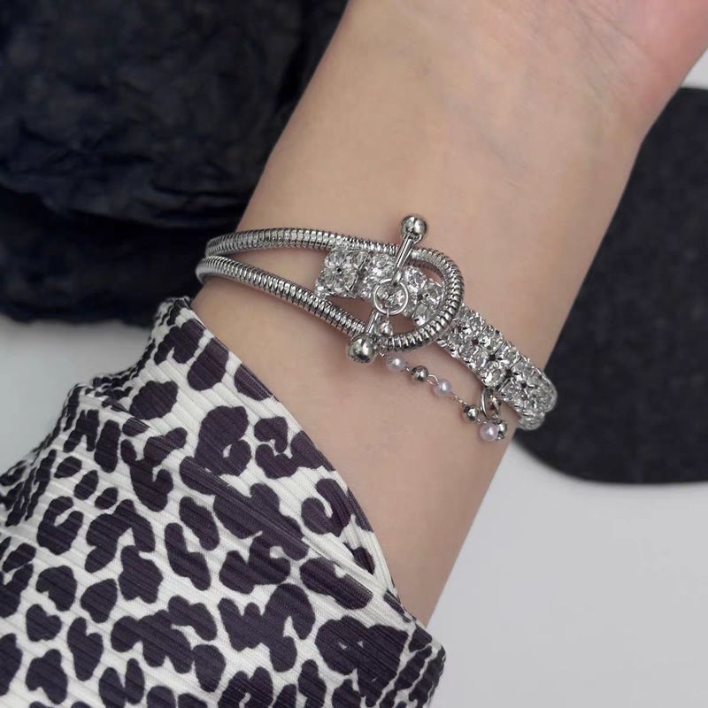 Collier ras du cou asymétrique avec boucle de ceinture et diamants scintillants, style tendance avec design de niche, collier haut de gamme résistant à la décoloration_voghion.com