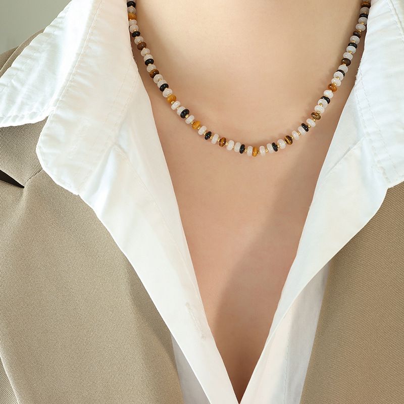Damenschmuck, handgefertigte Perlenkette mit natürlichem weißen Jade- und Tigerauge-Stein, einzigartiges schwarzes Onyx-Design, minimalistischer geometrischer Stil_voghion.com