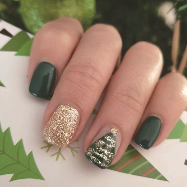 Unghie finte natalizie, unghie corte quadrate, albero di Natale glitterato, elemento natalizio di colore puro, unghie finte finite e indossabili, nail art natalizia_voghion.com