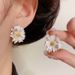 Orecchini a forma di margherita in metallo dolce e versatile con ago in argento per donna, design semplice, leggero e di lusso_voghion.com
