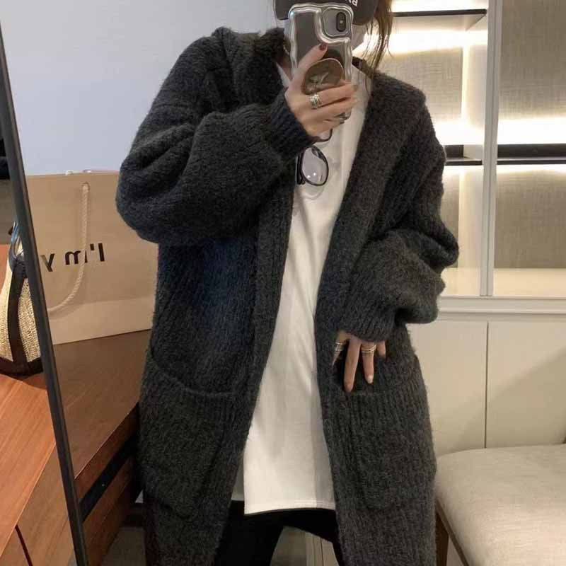 2024 koreanischer Stil Mittellange Lazy Style Außenkapuzenpulloverjacke für Damen Herbst und Winter Große Klappentaschenhose Locker gestrickte Strickjacke_voghion.com