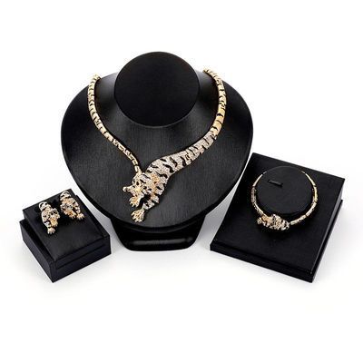 Collana con testa di tigre a catena esagerata con clavicola corta in tre pezzi con abito da banchetto tempestato di diamanti alla moda_voghion.com