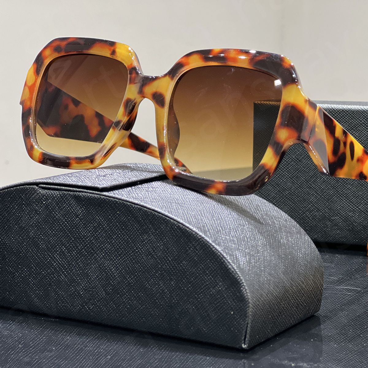 Hochwertiger Designer mit großem Rahmen. Bequem und leicht für Frauen. Entspiegelte Sonnenbrille für Herren._voghion.com