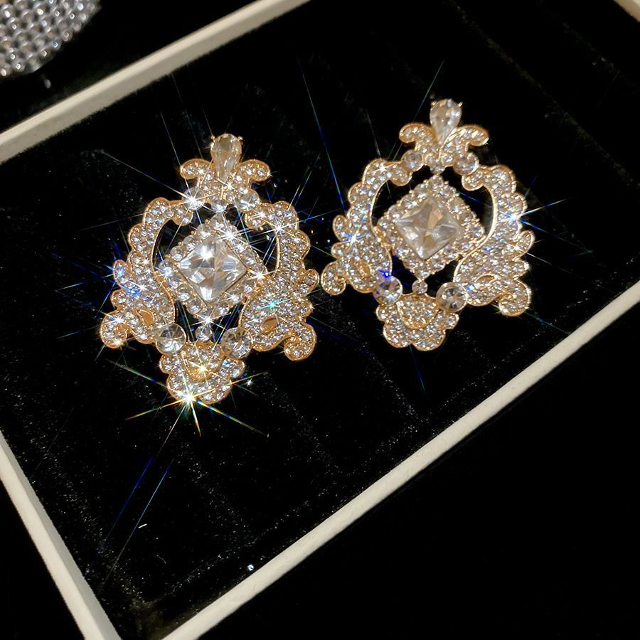 Diamond-set Geometric Hollow Pattern Earrings Necklace Two-piece Set Elegant Temperament Collarbone Chain Light Luxury Niche High Sense_voghion.com