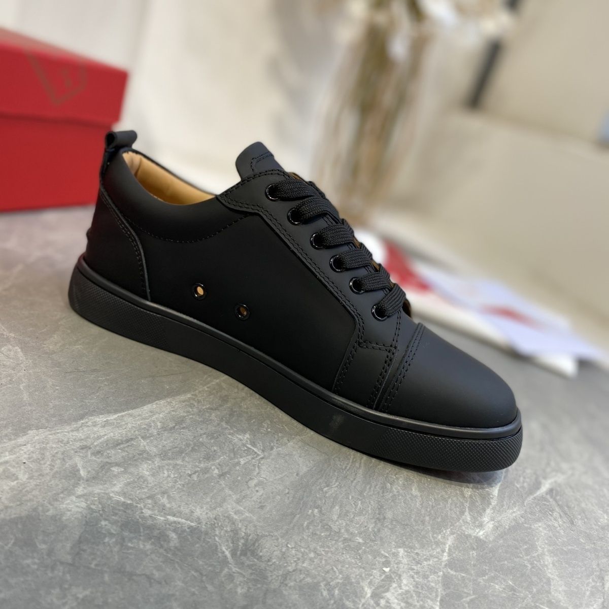 Neu und originalverpackt: Herren-Sneaker aus echtem Leder mit Strassnieten, flach, zum Schnüren, britischer Stil._voghion.com